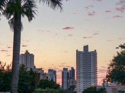 Quinta-feira ser de cu claro em Campo Grande. (Foto: Henrique Kawaminami)