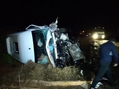 Van da prefeitura de Itapor destruda aps batida (Foto: Adilson Domingos)