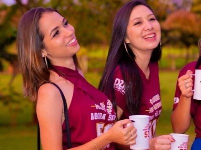 Letcia e Thaline, na festa de comemorao dos 500 dias do curso de Direito (Foto: reproduo/Facebook)