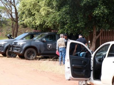 Casa foi mantida sob vigilncia de equipe policial (Foto: Henrique Kawaminami)