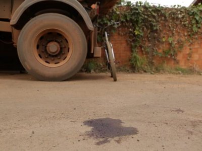 Mancha de sangue da vtima ficou no cho do local onde o crime aconteceu (Foto: Kisie Aino)