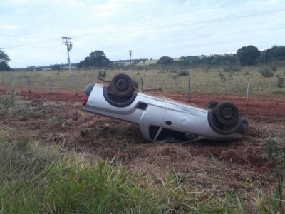 Picape ficou com as rodas para cima depois de capotar s margens da MS-080 (Foto: Fernanda Palheta)