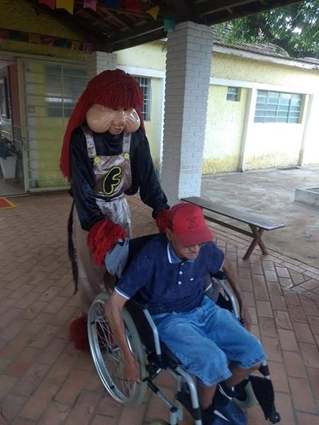 Idosos de asilo se emocionam com passeio em Carreta da Alegria - O  Pantaneiro