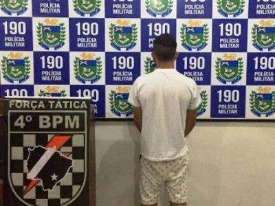 Suspeito preso na delegacia de Ponta Por. (Foto: Por News)