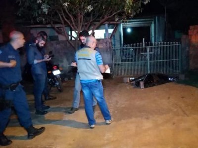 Polcia analisa local onde vtima foi encontrada morta. (Foto: Adilson Domingos)
