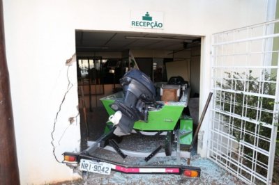 Barco destruiu porta de vidro e parou na recepo da empresa (Foto: Paulo Francis)