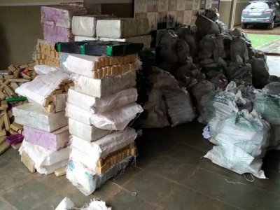Fardos de maconha apreendidos pelo DOF em fazenda no municpio de Amambai (Foto: Adilson Domingos)