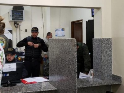 Agentes do Gaeco trabalham nas buscas na 1 DP de Aquidauana - Foto: JNE