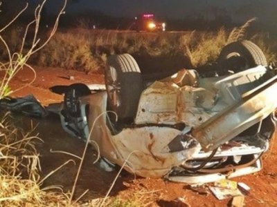 Veculo ficou totalmente destrudo aps capotar na BR-060. (Foto: Divulgao/Corpo de Bombeiros)