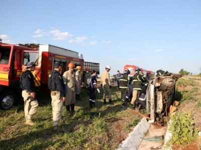 Equipe de resgate retirou a vtima que estava preso nas ferragens do carro (Foto: Paulo Francis)