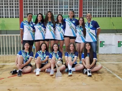 Seleo sul-mato-grossense com medalhas e trofu de segundo lugar (Foto: Divulgao)