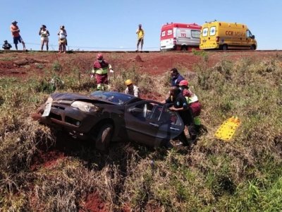 Fiat Palio caiu em barranco - Foto: Adilson Domingos