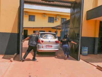 Funerria chega ao presdio para retirar corpos de 2 detentos.