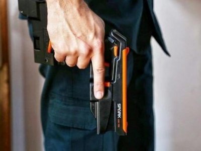 Policial segura arma taser, 