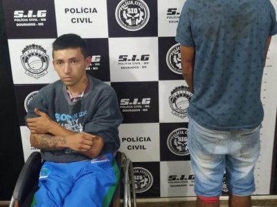 Patrick Cavalheiro, apontado como lder dos assaltos, ao lado de um dos adolescentes apreendidos (Foto: Divulgao)