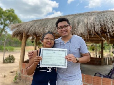 Eloy entregou o certificado de doutorado  me na aldeia Ipegue