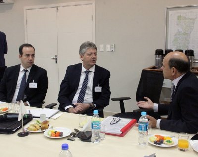 Verruck, ao lado do assessor Lcio Lagemann, dialoga com o diretor da Itaipu Brasil, general Carbonell