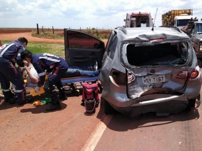 Traseira do veculo ficou destruda aps coliso envolvendo carreta (Foto: Adilson domingos)