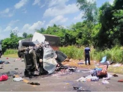 Veculo Gol foi completamente destrudo no acidente. (Foto: T Na Mdia Navira)