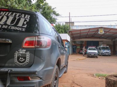 Viaturas do Batalho do Choque em frente ao presdio, onde mandados so cumpridos (Foto: Marcos Maluf)