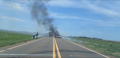 Jeep Renegade usado pelos assaltantes foi abandonado em chamas (Foto: Direto das Ruas)