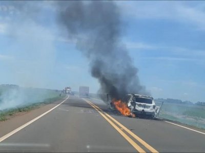Veculo usado por assaltantes foi incendiado no meio da estrada para dificultar perseguio (Foto: Direto das Ruas)