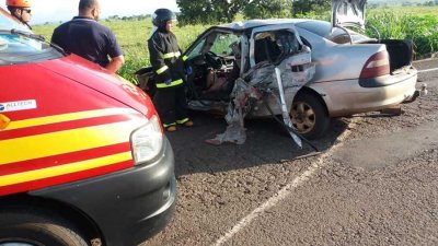 Vtima morreu no local do acidente (Foto: Nova News)