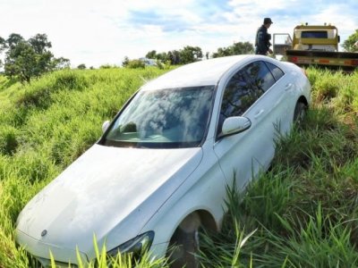 Veculo de luxo abandonado por bandido. (Foto: Henrique Kawaminami)