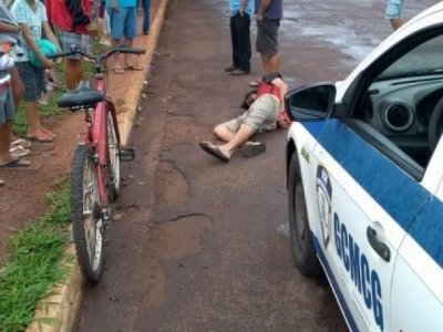 Suspeito foi detido por moradores (Foto: Direto das Ruas)