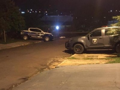 Ao fundo da imagem, corpo da vtima coberto por um tecido branco. (Foto: Adriano Fernandes)