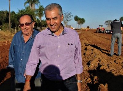 Reinaldo ao lado do prefeito de Bonito, Odilson Soares, em visita  obra da MS-382, no ano passado. Foto: Chico Ribeiro