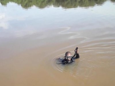 Bombeiro procura corpo de homem no Rio Paraguai (Foto: Divulgao