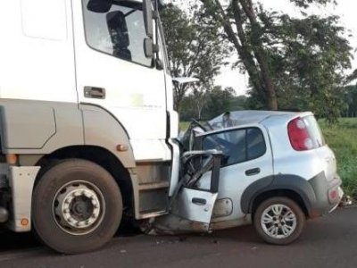 Veculo em que as vtimas estavam ficou destrudo. (Foto: A Voz das Cidades)