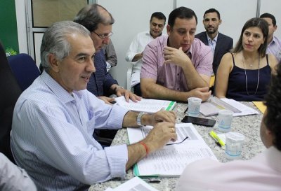 Governador conversa com o prefeito de Aquidauana Odilon ribeiro e a primeira dama Maria Eliza