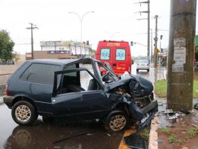 Veculo destrudo aps acidente (Foto: Silas Lima)