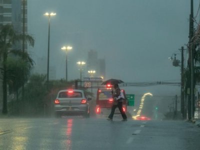 Quarta-feira comeou com chuva em Campo Grande. (Foto: Henrique Kawaminami)