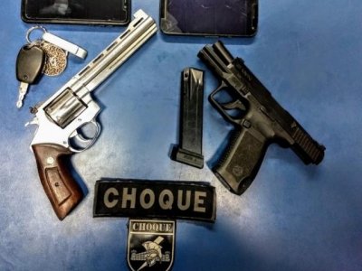 Armas encontradas com homem foram apreendidas pelo Batalho de Choque. (Foto: Divulgao/Choque)