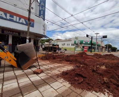 Equipe da Prefeitura de Aquidauana atua na recuperao de ponto de alagamento.