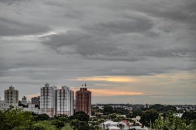 Dia amanheceu nublado em Campo Grande com temperatura mais amena. (Marcos Maluf)