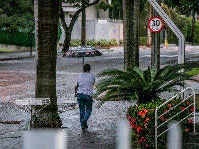 Chuva no comeo do dia em Campo Grande (Foto: Henrique Kawaminami)