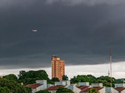 Campo Grande amanheceu com cu nublado nesta segunda-feira. (Foto: Henrique Kawaminami)
