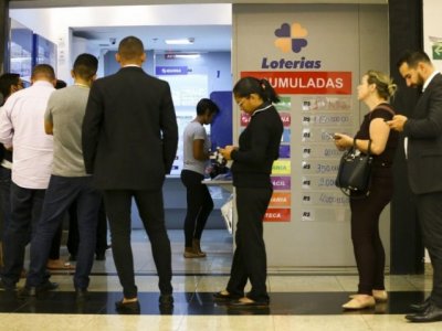 Fila na porta de casa lotrica (Foto: Marcelo Camargo/Agncia Brasil)