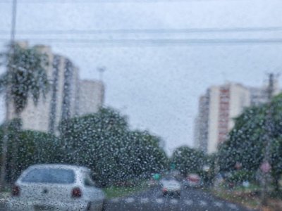Apesar do tempo mais aberto em alguns regiões da Capital, garoa vai e volta (Foto: Henrique Kawaminami)