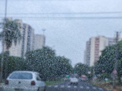 Apesar do tempo mais aberto em alguns regies da Capital, garoa vai e volta (Foto: Henrique Kawaminami)