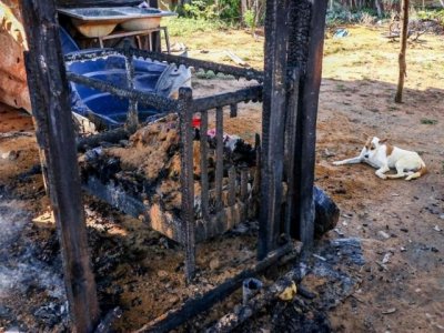 Bero destrudo pela chamas em incndio na manh deste sbado. (Foto: Henrique Kawaminami)