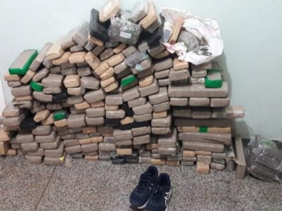 Em 231 tabletes apreendidos, polcia contou 200 quilos de maconha (Foto: Divulgao/14BPM)