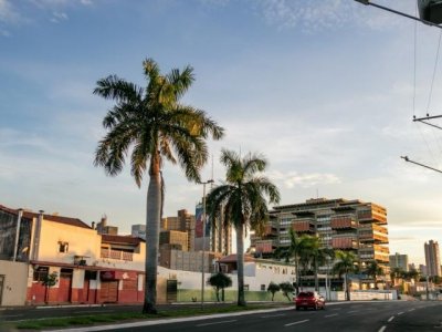 Em Campo Grande, dia amanheceu com cu claro e a mxima poder chegar aos 35C. (Foto: Henrique Kawaminami)