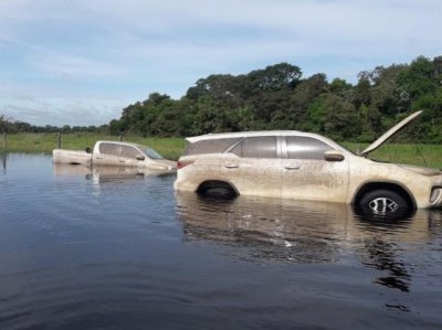 Caminhonetes submersas na rea rural de Aquidauana (Foto: DOF/Divulgao)