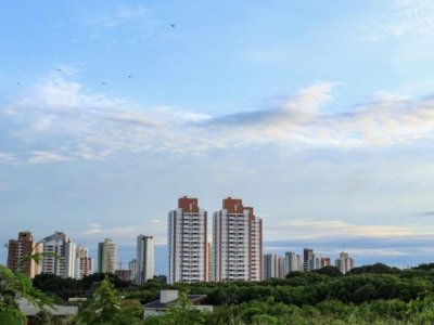 Campo Grande amanheceu com cu claro nesta quarta-feira. (Foto: Henrique Kawaminami)