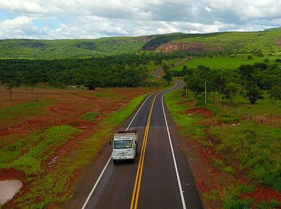 Rodovia de acesso a Piraputanga onde acontece o carnaval Pira Folia